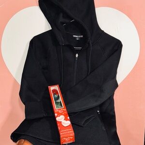 Black Jacket Thin w/extra warmth, sharp looking w/hooded top. Zipper pockets